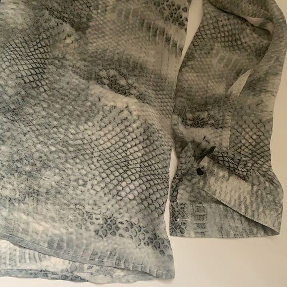 🌟JENNIFER Lopez Button Down Blouse⭐️ - Picture 4 of 13